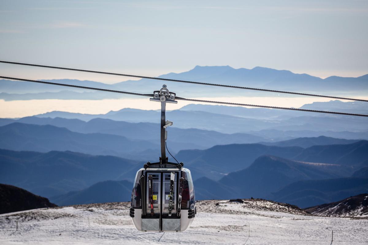 El aumento de las temperaturas significa que la gran mayoría de las estaciones de esquí del mundo ya dependen de la nieve artificial para aumentar la capa de nieve y prolongar la temporada, pero una racha récord de clima templado a fines de diciembre significa que incluso la nieve artificial ya no es posible en algunas áreas como en La Molina