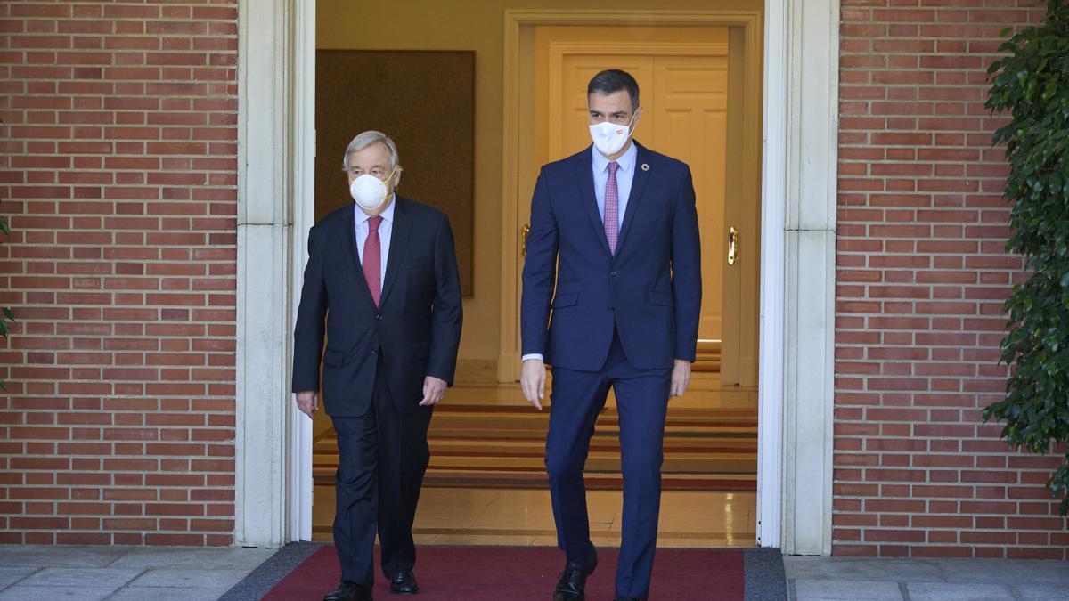 Archivo - El presidente del Gobierno, Pedro Sánchez (d), y el secretario general de Naciones Unidas, Antonio Guterres, tras una reunión entre ambos, a 2 de julio de 2021, en el Palacio de La Moncloa, Madrid. (España).