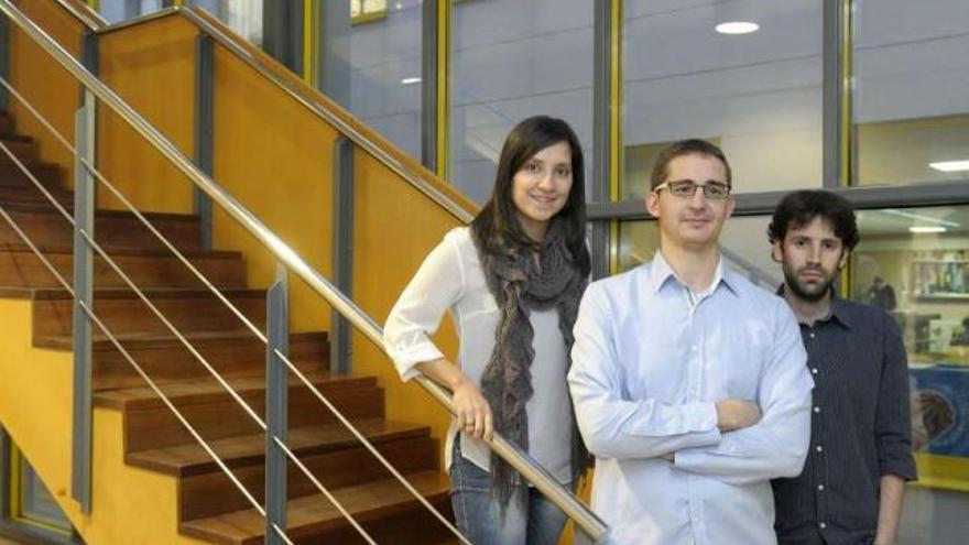 Sindy Seara, Ismael Vieito y Manuel Paredes, en la Escuela de Ingenieros de Caminos de la UDC. / juan varela