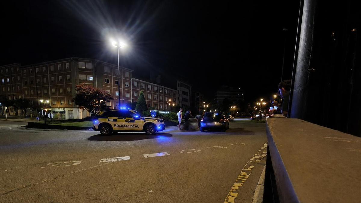 Los agentes en el lugar del accidente.