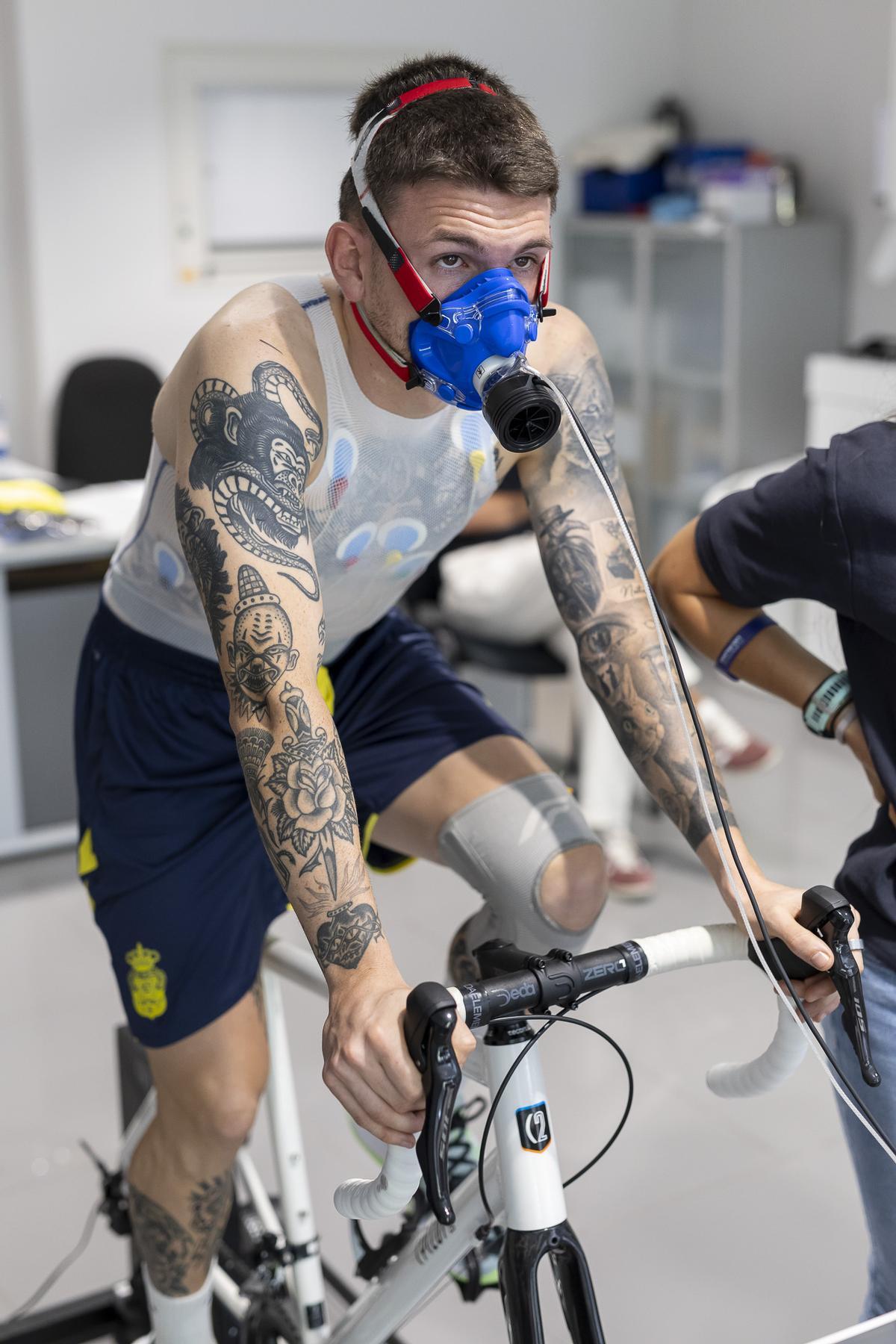 Viti, jugador de la Unión Deportiva Las Palmas haciéndose el reconocimiento médico en HPS.