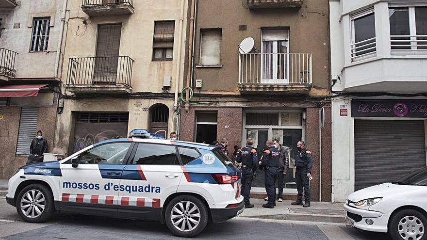 Agents de la policia en el moment de la detenció, ahir