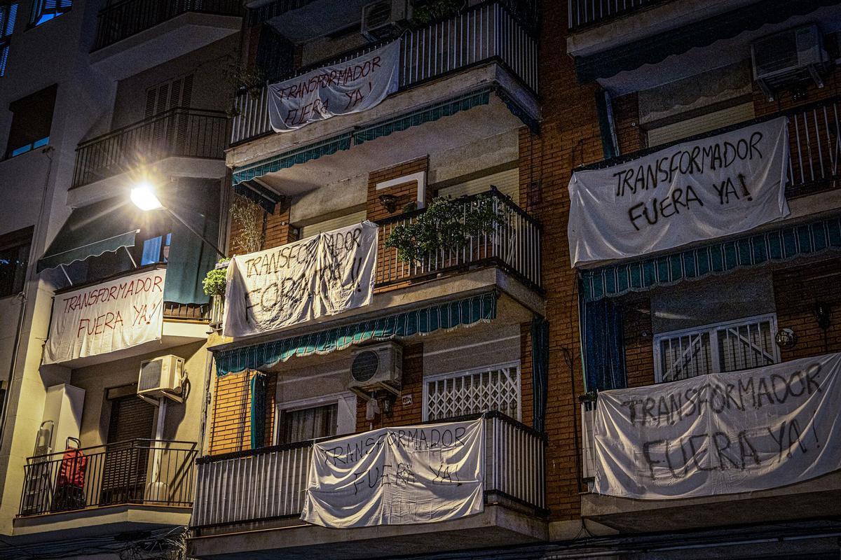 Pancartas en la Prosperitat en contra del transformador que se incendió bajo un bloque y originó la cadena de apagones que ha afectado a este barrio de Barcelona.