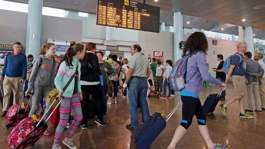 Pasajeros del vuelo de Ryanair entre Dublín y Vigo, en Peinador, el pasado agosto. // Marta G. Brea