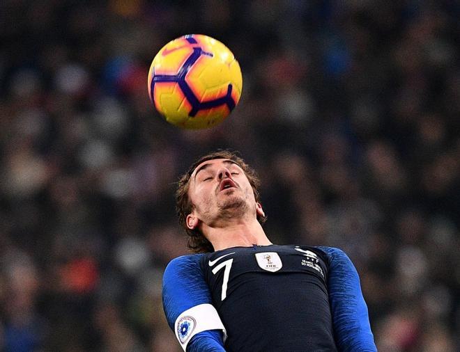 El delantero de Francia Antoine Griezmann encabeza el balón durante el partido amistoso de fútbol Francia vs Uruguay.