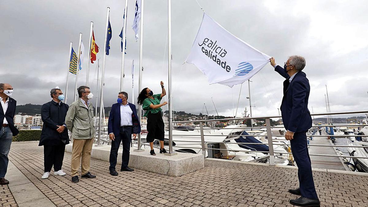 Conde, el alcalde y otras autoridades, en el izado de la bandera.   | // FDV