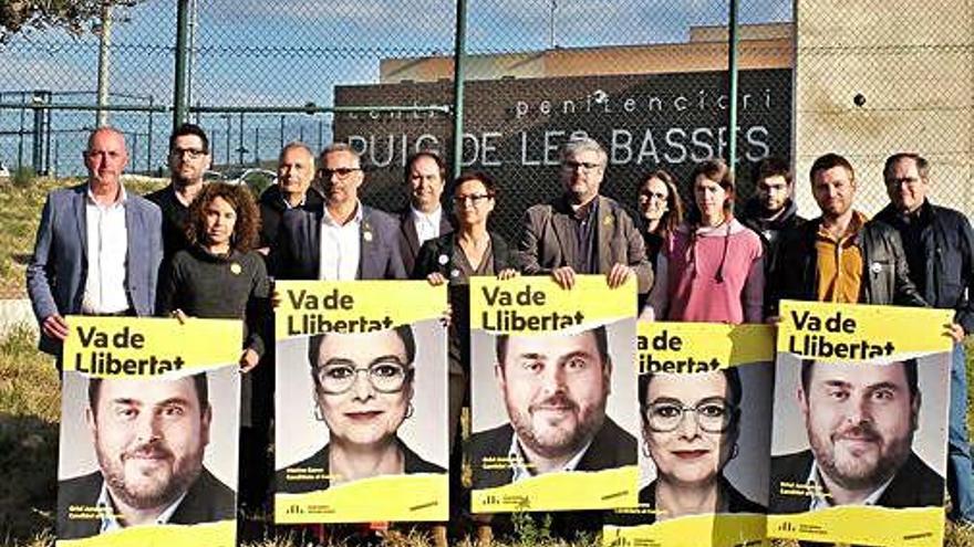 Els candidats republicans, ahir, davant la presó de Figueres.