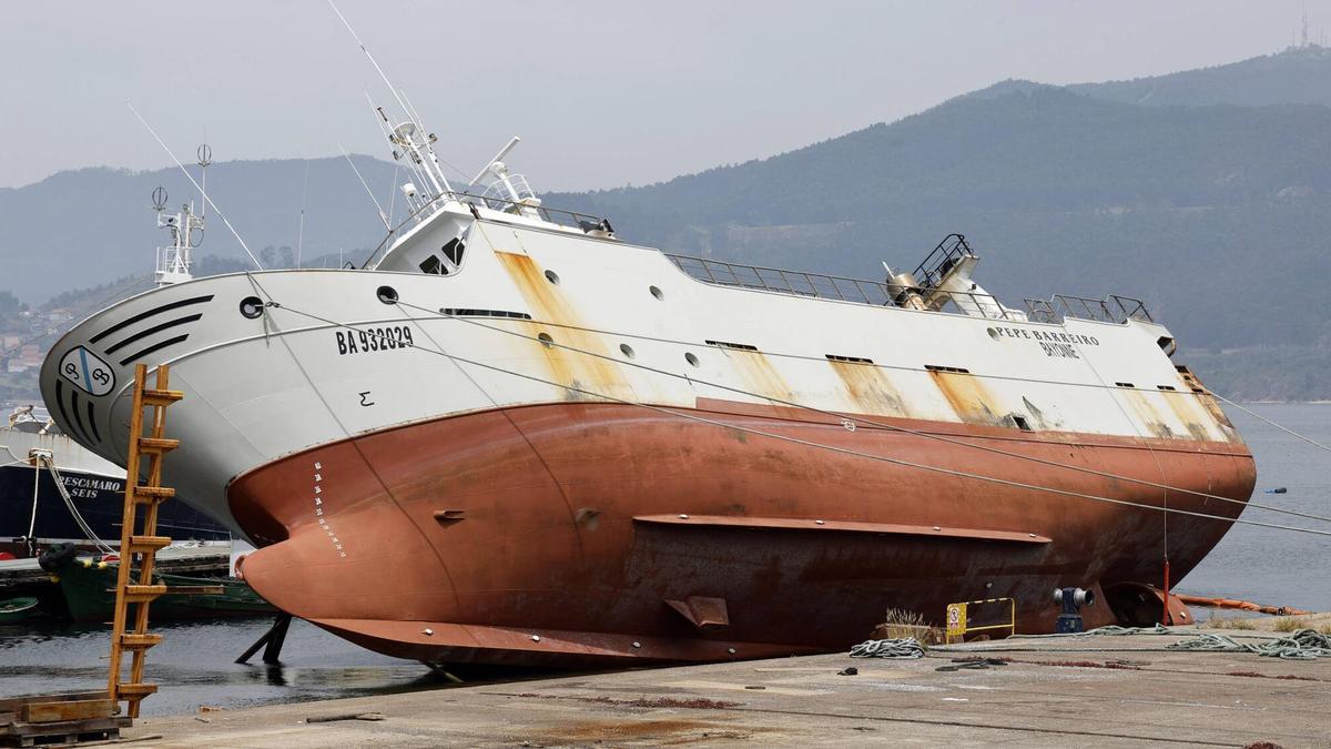 Buque «Pepe Barreiro», barco encallado desde hace dos semanas en Astilleros J.M. Armada