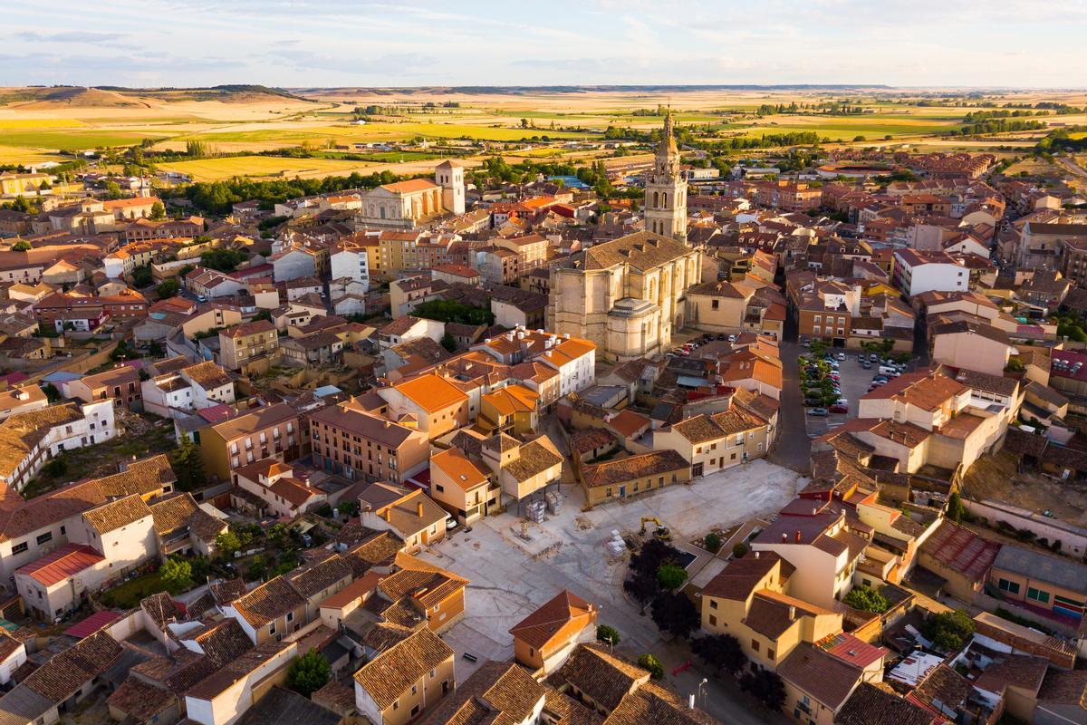 Vista aérea de Medina de Rioseco con la iglesia de Santa María de Mediavilla en medio