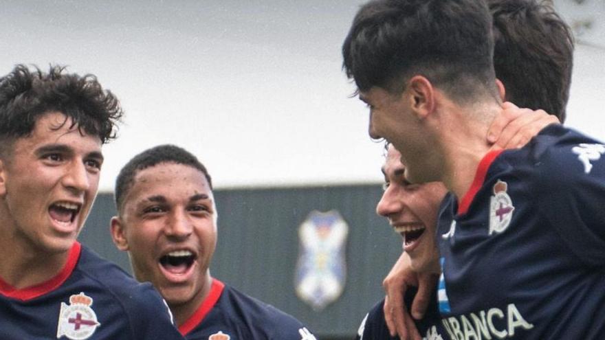 Los jugadores del Juvenil A celebran uno de los goles en Tenerife. | RCD