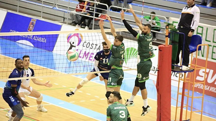 Una imagen del partido entre el Unicaja Almería y el Voley Palma.