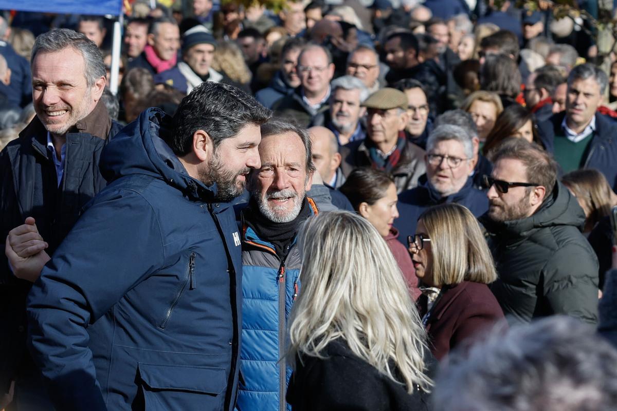 MADRID, 30/11/2025.- El presidente de la Región de Murcia, Fernando López Miras (i), en la concentración contra el Gobierno de Pedro Sánchez, por los casos de corrupción que protagonizan José Luis Ábalos, Koldo García y Santos Cerdán, convocada por el Partido Popular (PP) en el Templo de Debod en Madrid, este domingo. EFE/ Juanjo Martín