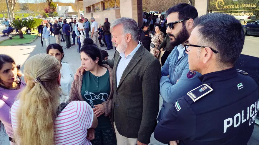 Vídeo | El alcalde de Plasencia, Fernando Pizarro, abraza a la familia de la niña fallecida en el tiroteo de San Lázaro