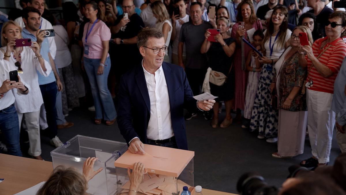 Alberto Núñez Feijoo deposita su voto en Madrid.