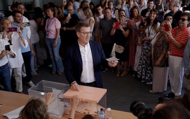 Alberto Núñez Feijoo deposita su voto en Madrid.