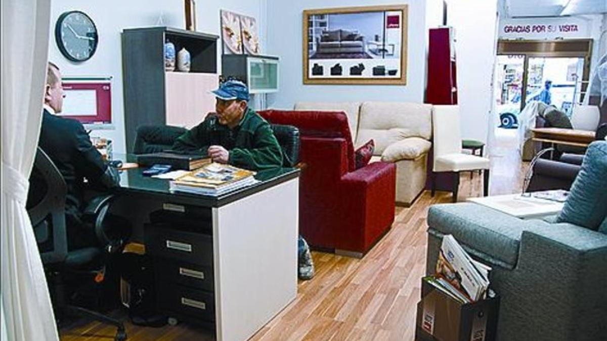 Mesas, sillas, armarios...