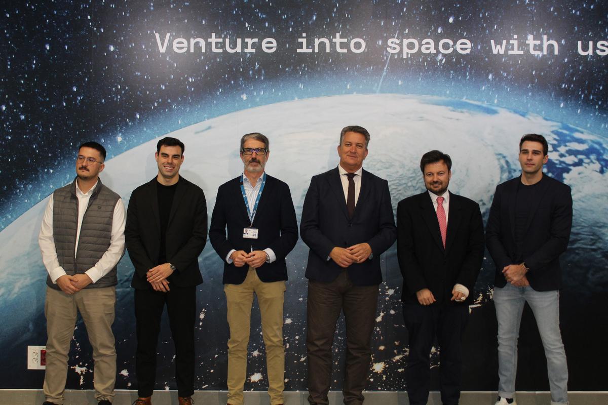 Autoridades asistentes al acto y representantes de las empresas participantes en la iniciativa.