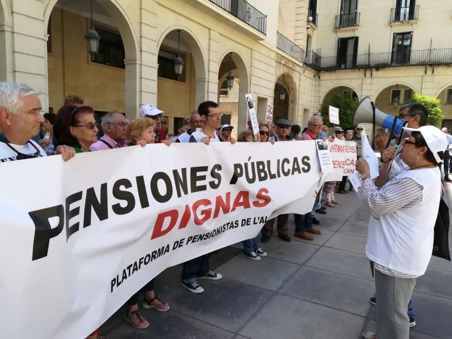 Un momento de la concentración de pensionistas en la plaza del Ayuntamiento