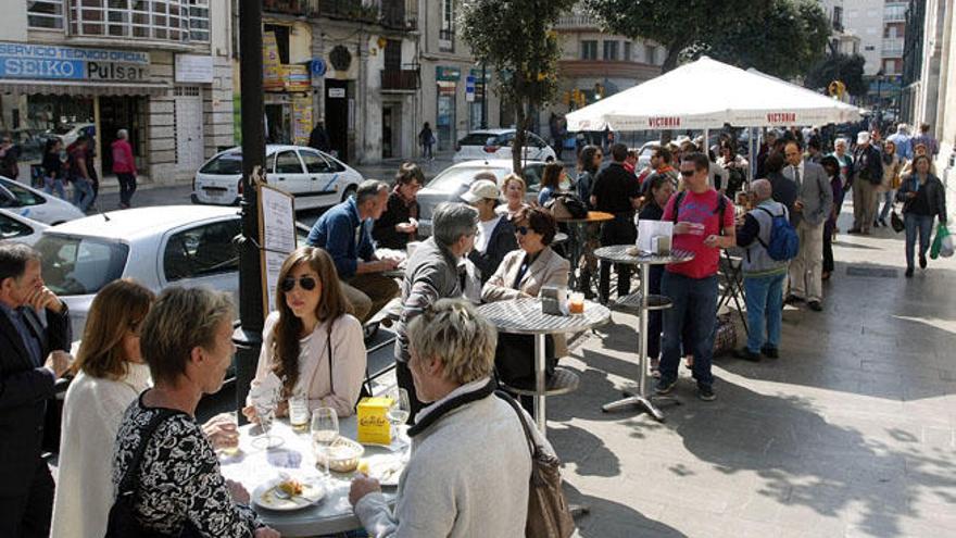 Los hosteleros aseguran que hay más movimiento, pero temen que el control sobre las terrazas les afecte.