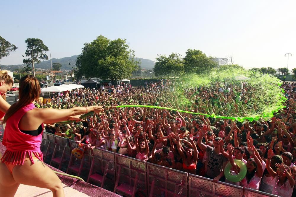 Más de 3.000 personas sufrieron los "cañonazos" de pintura líquida de todos los colores en la primera fiesta "Midnight Water Colour" de Galicia