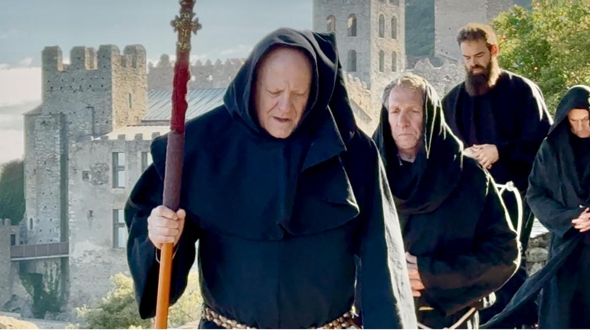 Narcís Bardalet, durant el rodatge, obrint la comitiva de monjos, amb Sant Pere de Rodes al fons.
