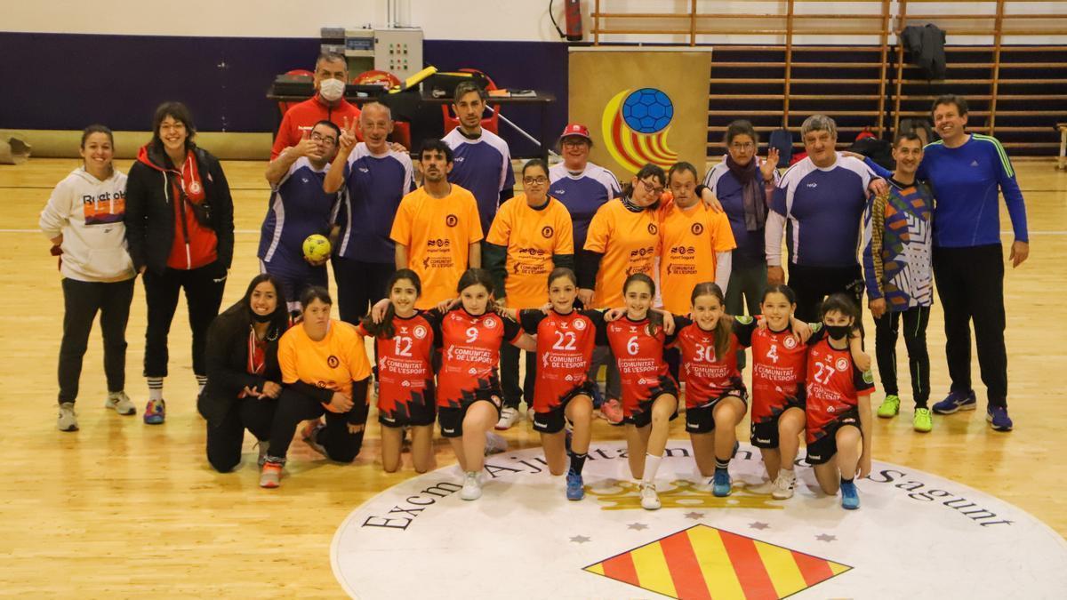 Los equipos inclusivos del Balonmano Morvedre y el CH Sueca-Fundación SASM disfrutaron de la matinal de balonmano en compañía de las Infantiles del club saguntino.
