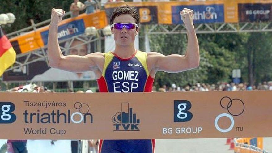 Gómez Noya entra en meta tras vencer en la prueba húngara