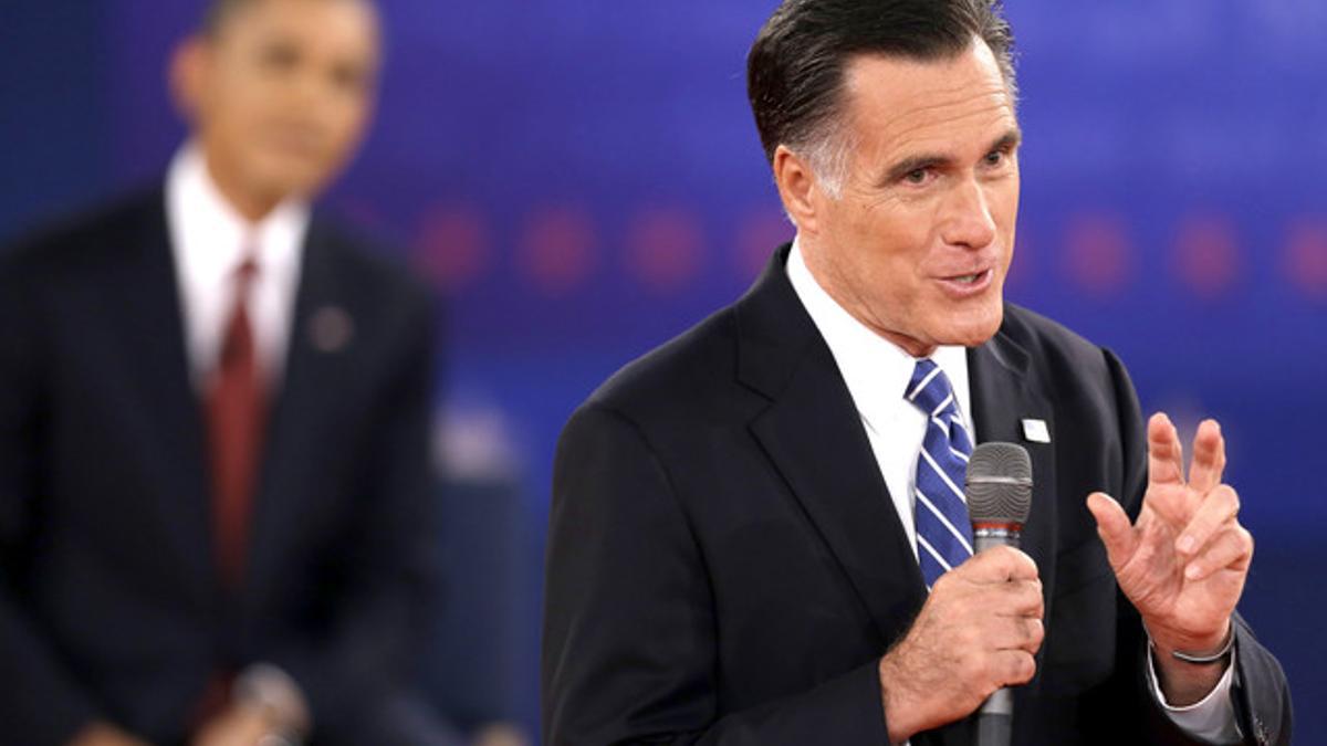 El candidato republicano Mitt Romney habla mientras el presidente de EEUU, Barack Obama, escucha, en el segundo debate electoral, celebrado el 16 de octubre, en Nueva York.