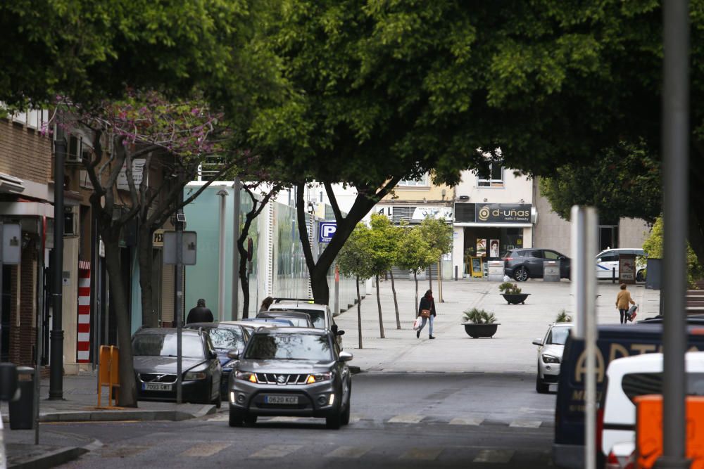 Con más de una semana de confinamiento cumplida, la ciudad de Málaga sigue dejando imágenes desoladoras en sus calles. Pocos transeúntes en puntos siempre tan bulliciosos como el Muelle Uno o apenas tráfico en el Paseo de los Curas, normalmente atestado de vehículos a cualquier hora del día.