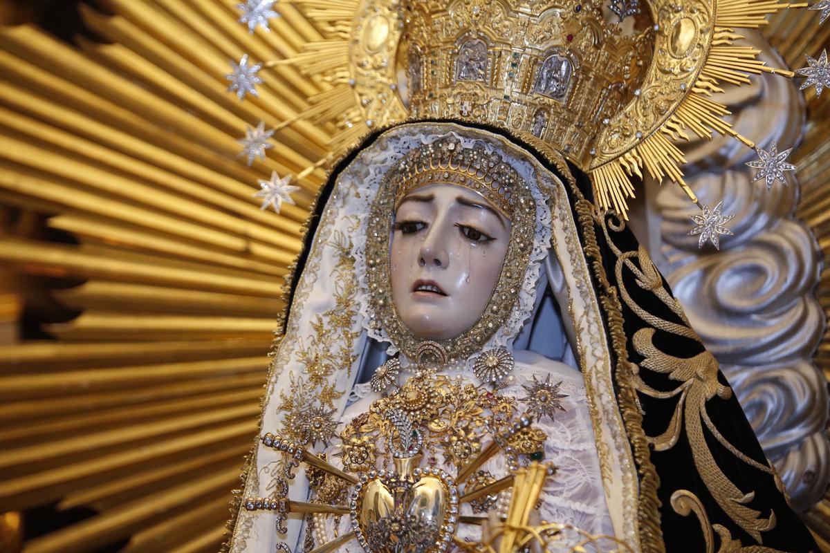 Una docena de vía crucis llenan un Viernes de Dolores con el alma en Capuchinos