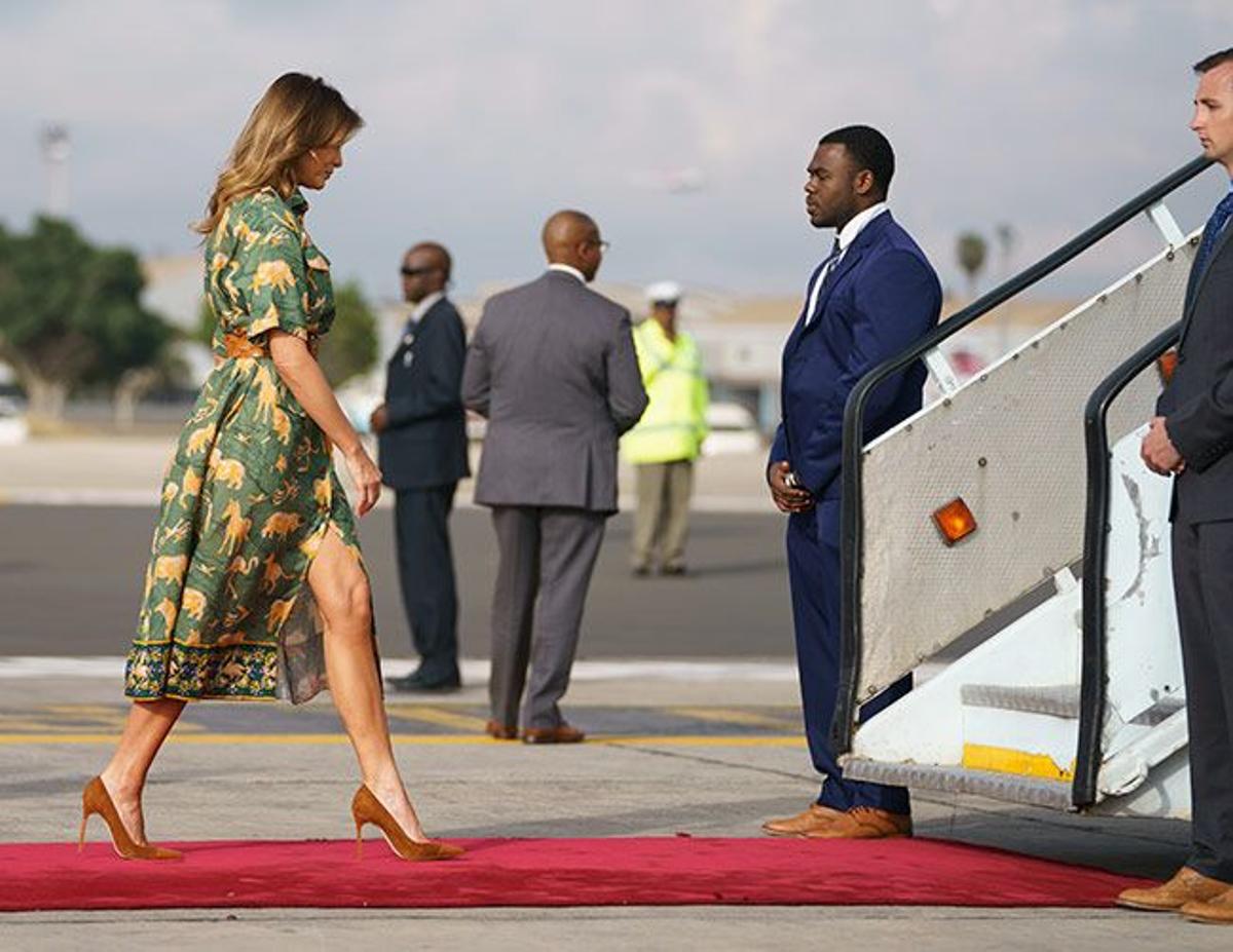 Melania Trump toma el avión en Kenia