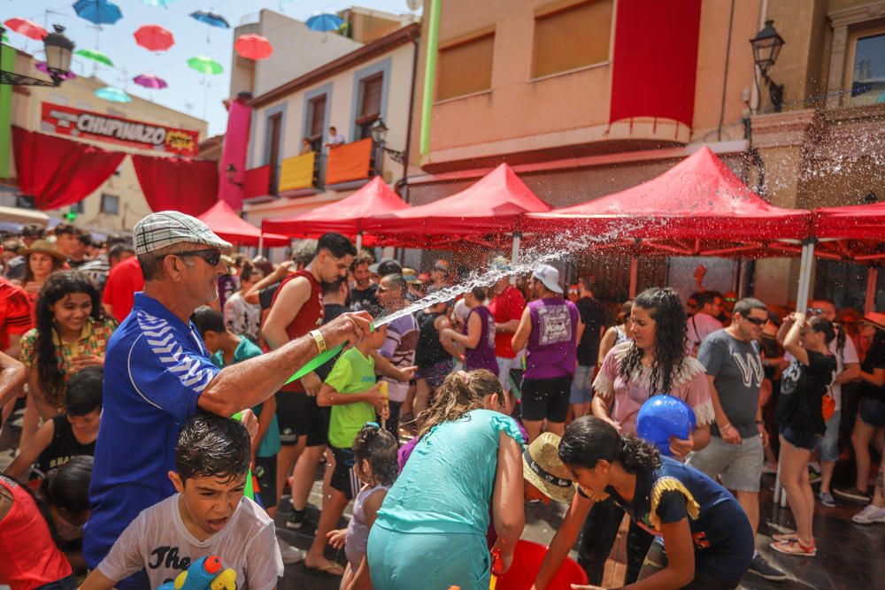 Los catralenses y muchos vecinos de la Vega Baja estallan en alegría y fiesta para iniciar las celebraciones de San Juan con el chupinazo