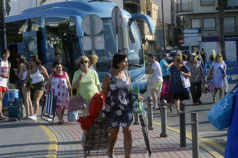 Visitantes de pueblos de Murcia y Albacete alquilan autobuses para pasar el día en Santa Pola.