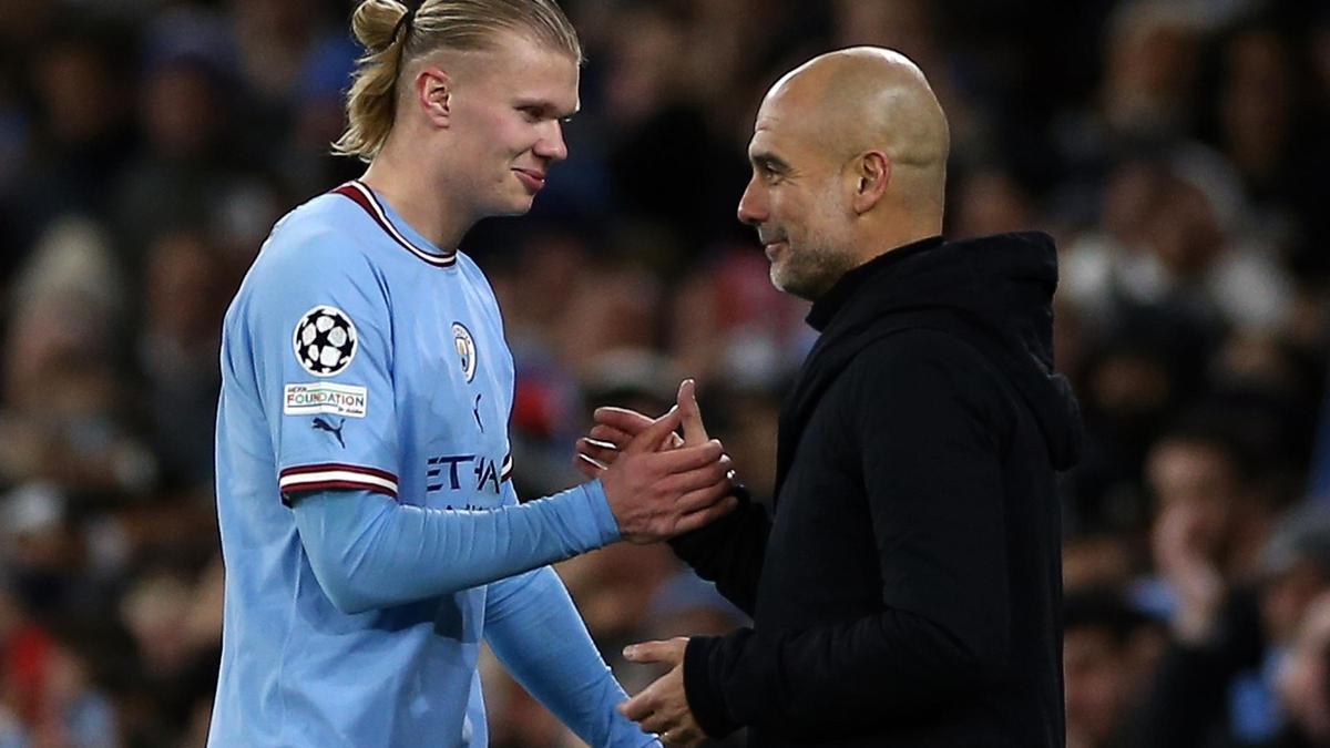 Erling Haaland, delantero del Manchester City, se saluda con Pep Guardiola, entrenador de los 'citizens'.