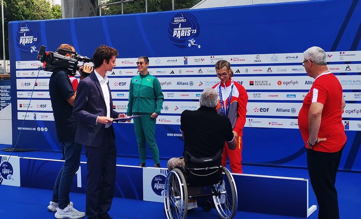 La para-atleta de Xàtiva recibiendo el bronce, este lunes en la entrega de medallas.