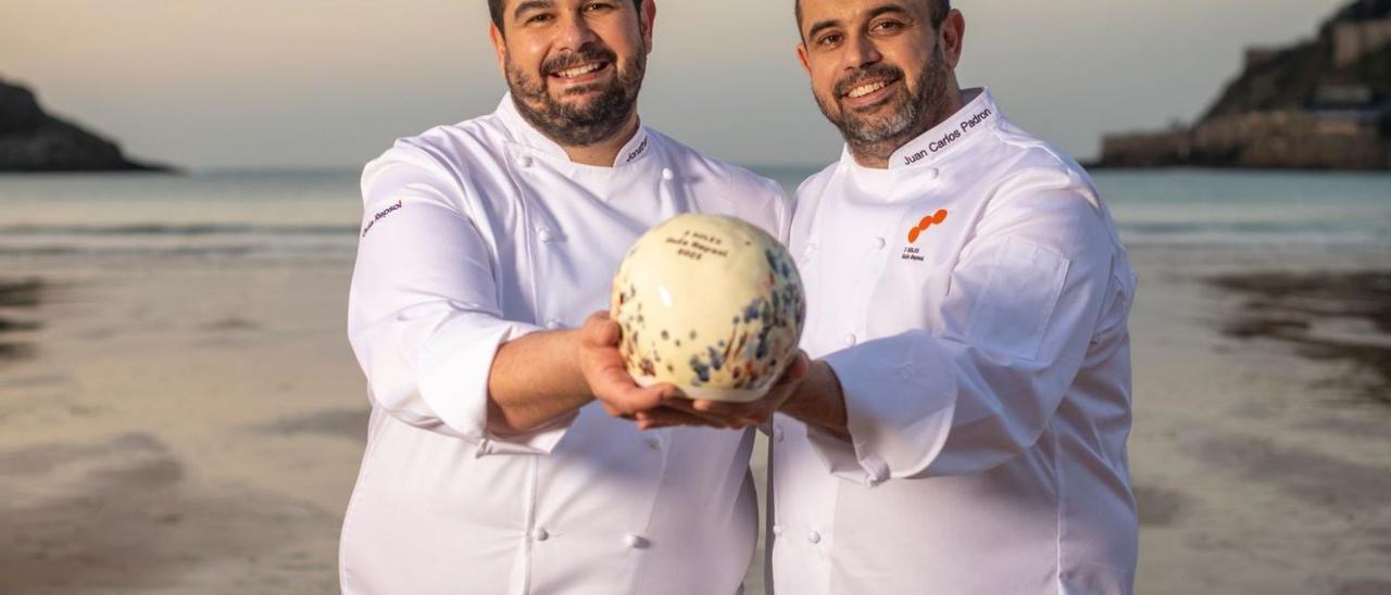 Jonathan (i) y Juan Carlos muestran orgullosos su galardón.