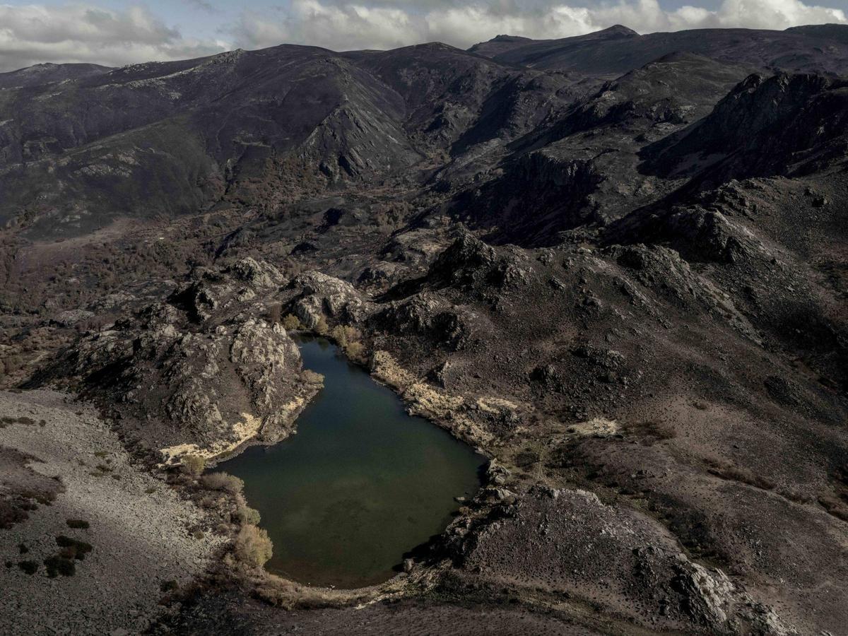 Pena Trevinca, con la Lagoa da Serpe en primer término. Un paisaje fundido a negro por el incendio de agosto.