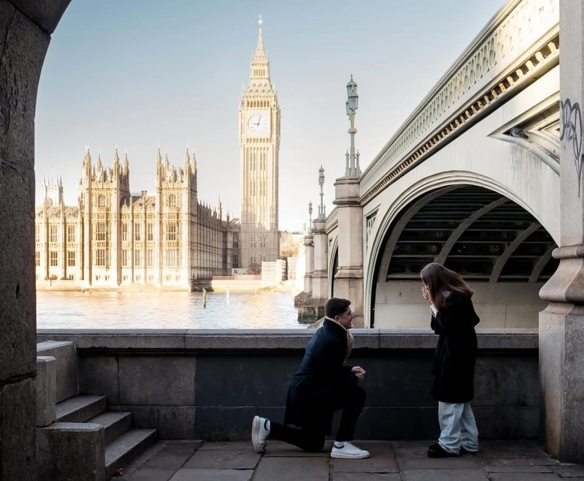 La "hincada de rodilla", con el Big Ben de fondo