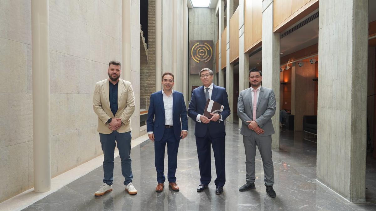 Jónatan Val, director de operaciones de Open Games Builders, Jesús Guerrero, Arturo Aliaga y Mauro Blanco, consejero delegado de la empresa, en una reciente reunión.