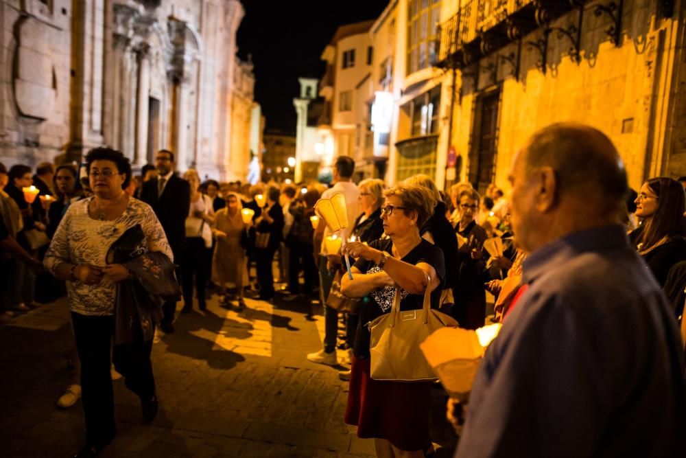 Decenas de personas reciben las reliquias de Santa Bernadette con esperanza de buscar curación o alivio a sus males en la Santa Iglesia Catedral de Orihuela