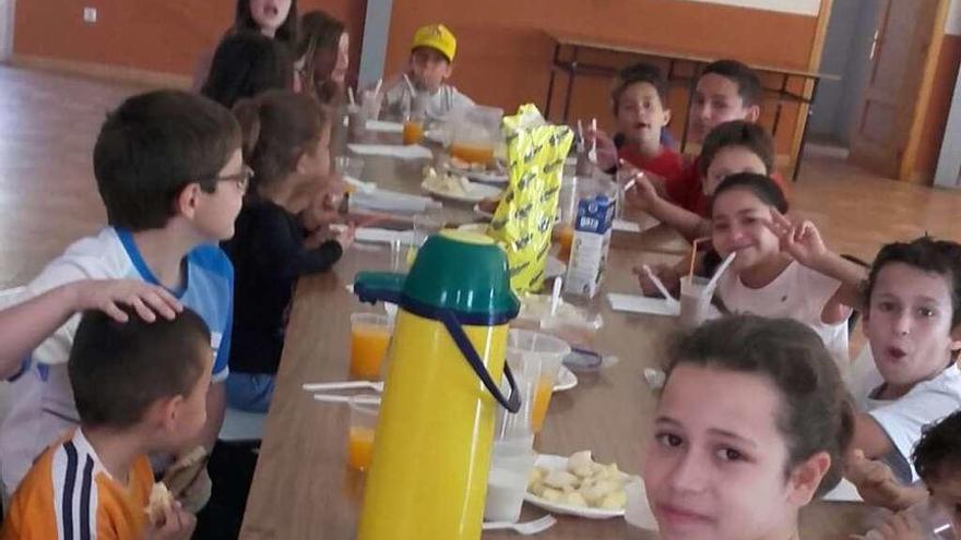 Los escolares de Manganeses de la Lampreana disfrutan del desayuno saludable en el salón multiusos.