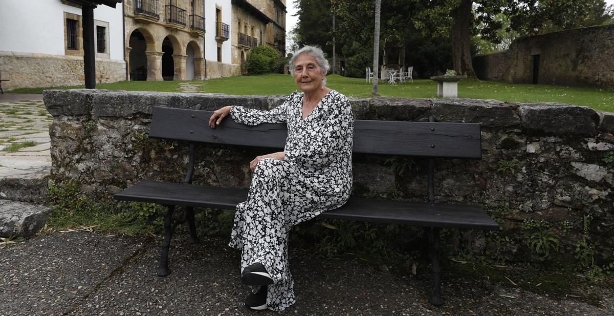 Laína Cores, esta semana, a la entrada del palacio de Meres. | Luisma Murias