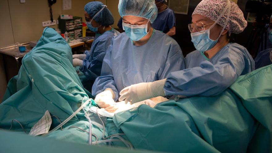 Doctores reconstruint el clítoris d&#039;una pacient a l&#039;Hospital Clínic.