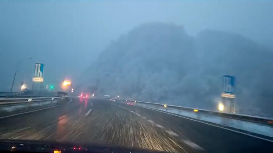 VÍDEO: Así se circula por la autopista del Huerna: la borrasca &quot;Louis&quot; empieza a complicar las comunicaciones en Asturias