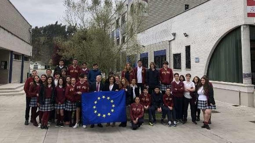 El grupo de participantes en el programa sobre Europa, en el centro.