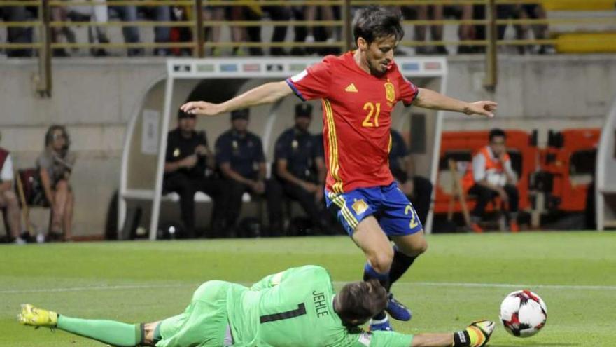 Nolito se abraza con David Silva después de uno de los goles. // J. Casares