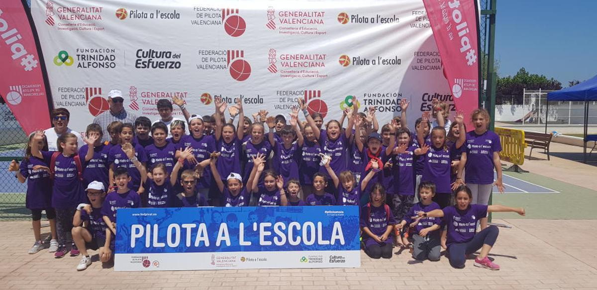 Pilota a l’Escola despedix  el curs al gran a Piles