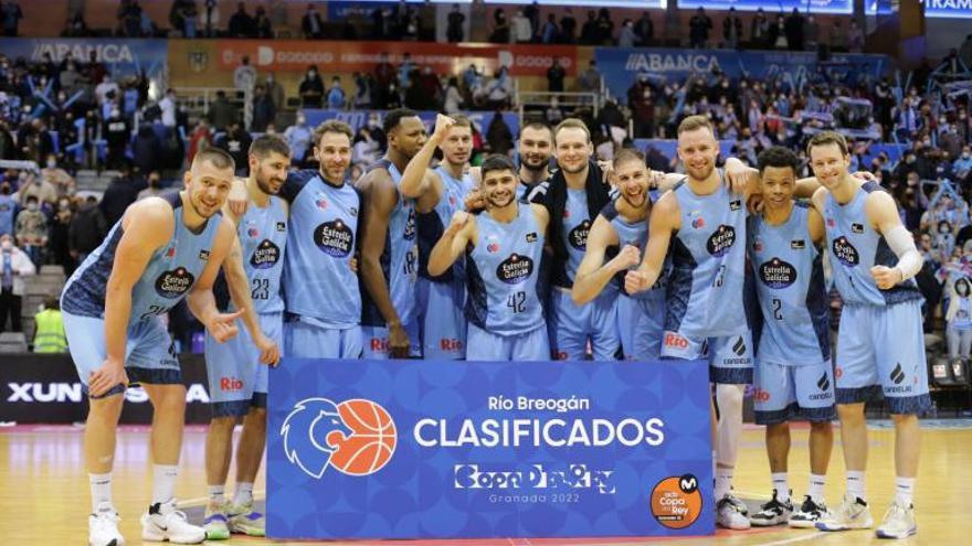 La plantilla del Río Breogán celebra su histótica clasificación para la Copa del Rey de baloncesto. |  // FDV