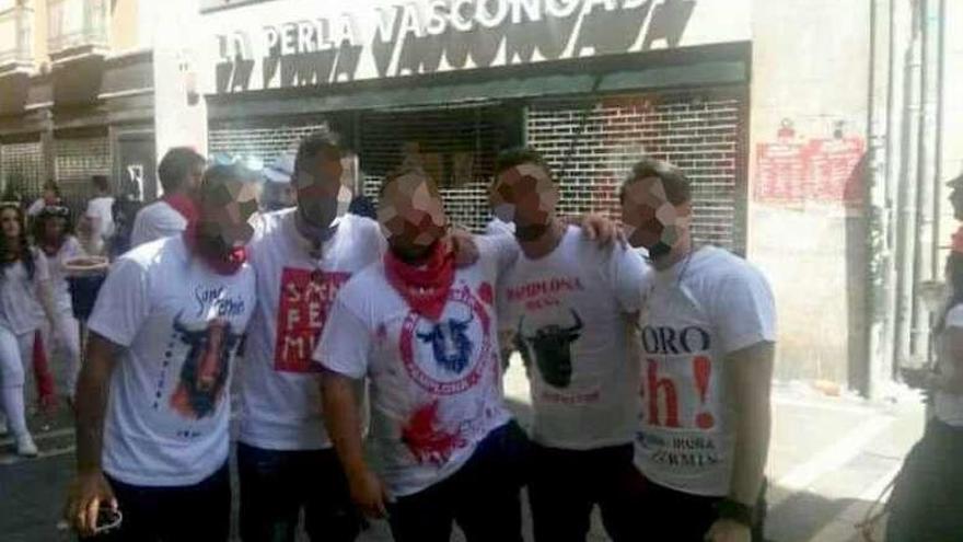 Integrantes de &quot;la manada&quot;, durante las fiestas de San Fermín.