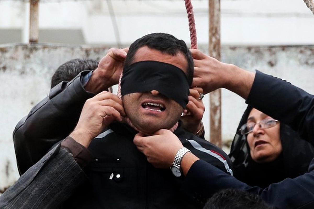 La mare d’Abdul·là Husseinzadeh (dreta) retira amb l’ajuda del seu marit la soga del coll de Balal, dimarts a la ciutat iraniana de Nowshahr. La mare d’Abdul·là Husseinzadeh (dreta) retira amb l’ajuda del seu marit la soga del coll de Balal, dimarts a la ciutat iraniana de Nowshahr.